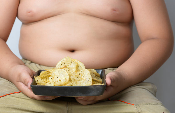 A obesidade infantil pode desencadear problemas de saúde graves na vida adulta.