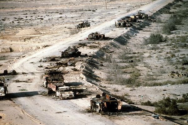 O ataque norte-americano forçou as tropas iraquianas a fugirem desorganizadamente do Kuwait em fevereiro de 1991.