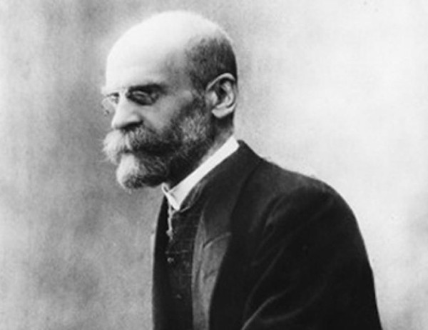 Émile Durkheim é considerado o primeiro sociólogo.