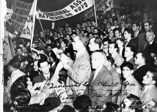 A maior manifestação queremista aconteceu em 3 de outubro de 1945 e contou com a presença de 150 mil pessoas em apoio a Vargas. [1]