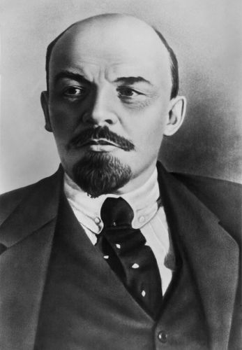 Vladimir nasceu em uma família abastada e foi um dos líderes da Revolução Russa de 1917.[1]
