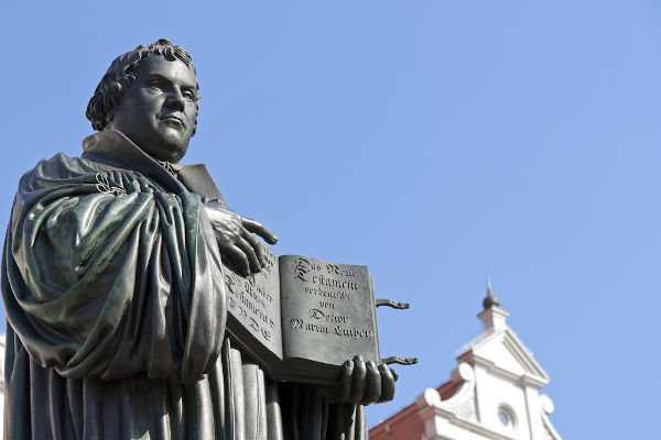 Estátua de Lutero em Wittenberg, cidade onde ele supostamente pregou as teses na porta da igreja.