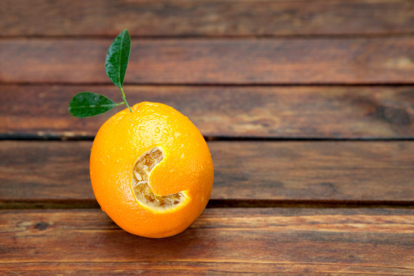 A vitamina C é uma vitamina relacionada com a síntese de colágeno em nosso corpo, e sua deficiência pode desencadear escorbuto.