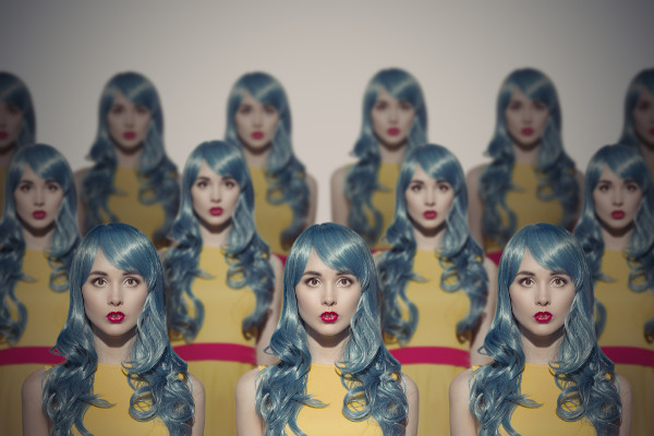 Mulheres de cabelos azuis e vestidos amarelos em referência à clonagem.