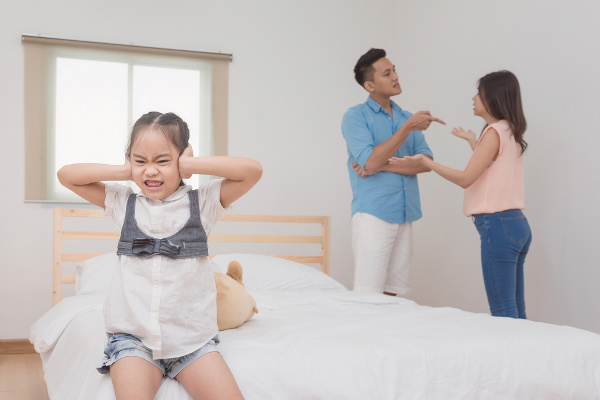 Vivenciar situações constantes de brigas pode desencadear estresse nas crianças.