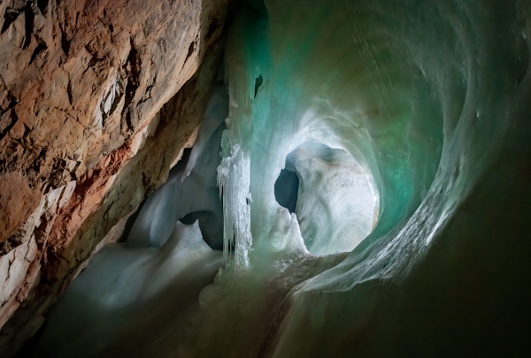 Formação no interior da Eisriesenwelt, maior caverna de gelo do mundo.