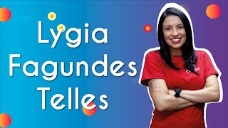 Professora ao lado do texto"Lygia Fagundes Telles".