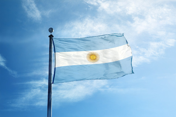 A bandeira da Argentina é confeccionada nas cores azul-celeste e branco e traz em seu centro o Sol de Maio em amarelo-ouro.