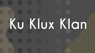 "Ku Klux Klan" escrito sobre fundo cinza