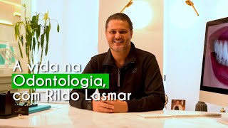 Rildo Lasmar, no programa Guia das Profissões, ao lado do escrito" A vida na Odontologia, com Rildo Lasmar".