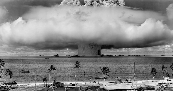 Explosão causada pela bomba nuclear Baker, na operação Crossroads, em 1946, no Atol do Bikini, oceano Pacífico.
