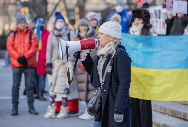 Manifestantes em Nova York pedindo que os Estados Unidos prestem apoio à Ucrânia devido à possível invasão russa.