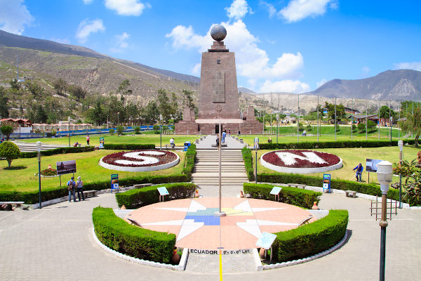 Monumento próximo de Quito, no Equador, na chamada Cidade da Metade do Mundo. 