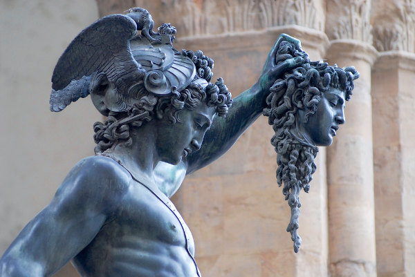 Estátua em bronze de Perseu segurando a cabeça de Medusa