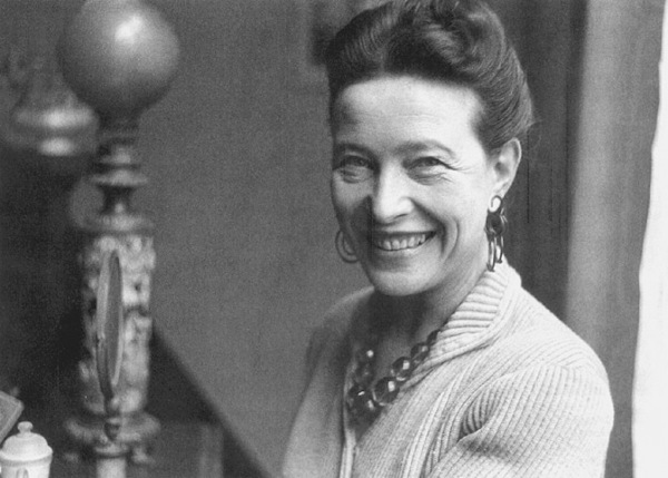 A escritora e filósofa francesa Simone de Beauvoir.