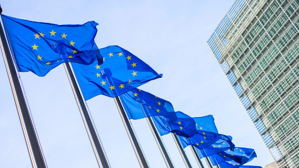 Bandeira da união europeia (ue) e adesão no fundo do mapa da