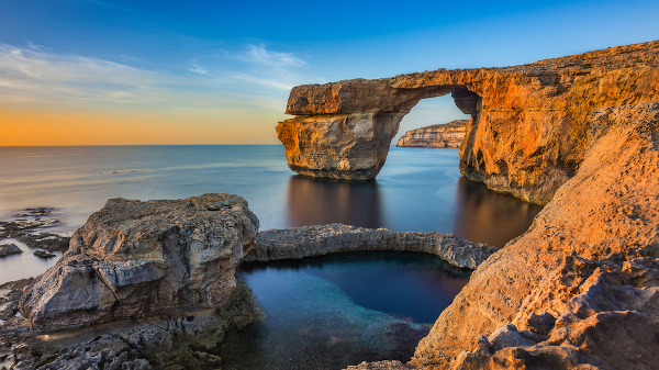 Formação rochosa conhecida como Janela Azul, no litoral da ilha de Gozo.