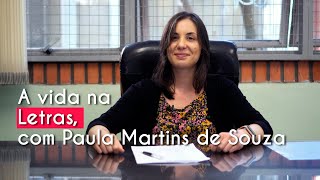 "A vida na Letras, com Paula Martins de Souza" escrito sobre imagem da professora Paula sentada em uma cadeira