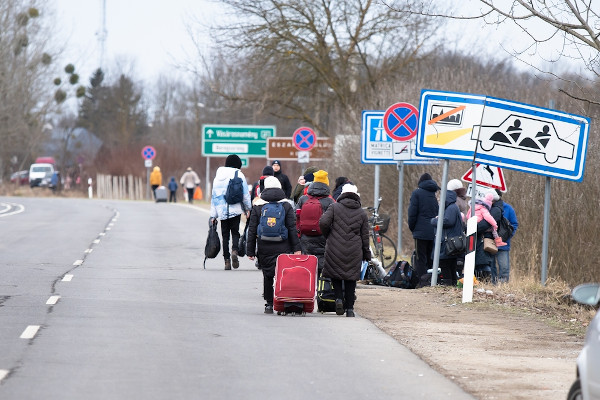  Refugiados ucranianos deixando o país a pé pela fronteira com a Hungria. [1]