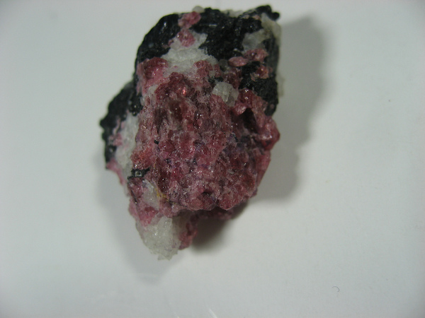 Amostra de eudialita, mineral com quantidade de túlio