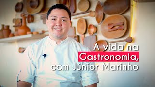 Júnior Marinho, no programa Guia das Profissões, ao lado do escrito" A vida na Gastronomia, com Júnior Marinho".