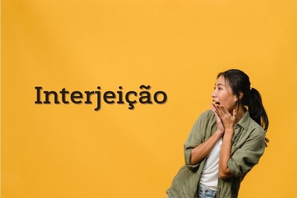 Mulher com as mãos no rosto, com expressão de surpresa, olhando para o escrito “Interjeição”.