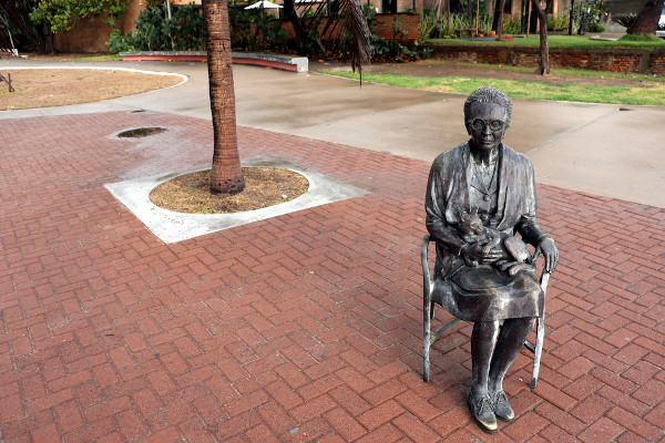 Estátua em homenagem a Nise da Silveira localizada em Maceió, cidade natal dessa importante médica psiquiatra. [1]