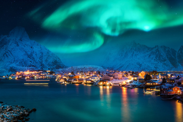 Registro da aurora boreal sobre as ilhas Lofoten, na Noruega.