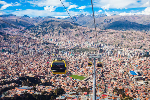 Foto tirada de um teleférico da vista da Cidade de La Paz, na Bolívia