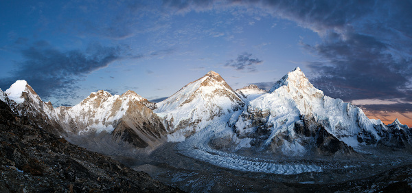  Vista panorâmica do Monte Everest.