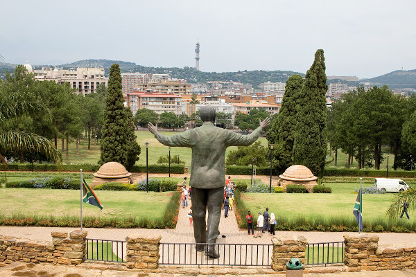 Estátua de bronze de 9m de altura do ex-presidente Mandela, em Pretória, África do Sul.