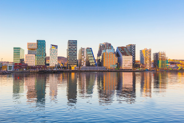 Edifícios modernos em Oslo, capital da Noruega, o país mais desenvolvido do mundo.