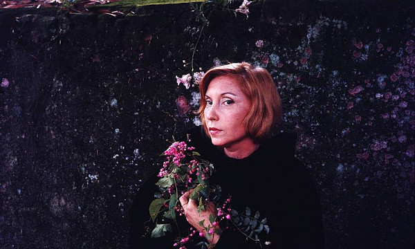 Clarice Lispector (1969), em fotografia de Maureen Bisilliat. [2]