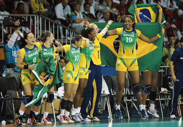 Seleção Brasileira feminina de handebol comemorando vitória no Pan-Americano.[3]