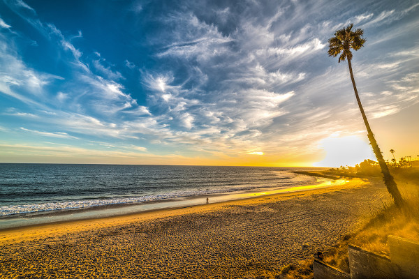 Pôr do sol na costa de Malibu, na Califórnia, nos Estados Unidos.