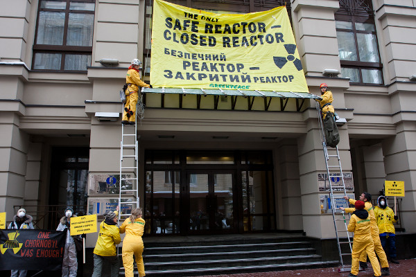 Ação do Greenpeace pedindo a não concessão de empréstimos à Ucrânia para a construção de reatores nucleares.