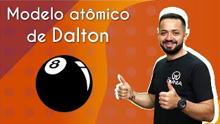 Professor ao lado do texto"Modelo atômico de Dalton" e ilustração de uma bola de bilhar.