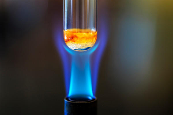 Reação de combustão usando sacarose para produzir caramelo e vapor.