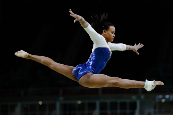 Rebeca Andrade em salto espacate nos Jogos Olímpicos Rio 2016.