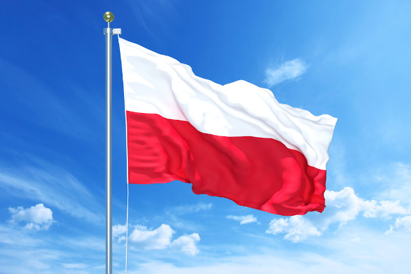 Bandeira da Polônia hasteada.