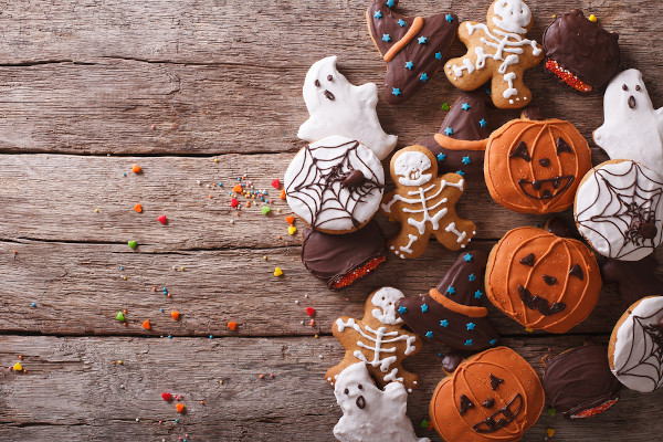 Biscoitos em formato de símbolos do Halloween, como abóboras, fantasmas e teias de aranha.