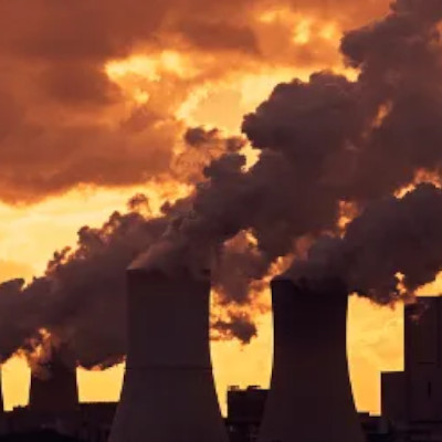 indústria e fumaça no céu