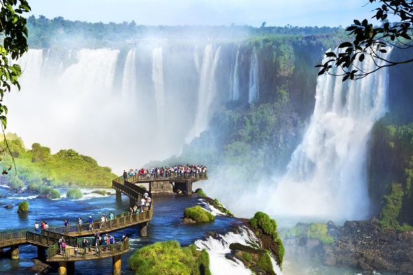 Turistas nas Cataratas do Iguaçu, na fronteira entre Brasil e Argentina