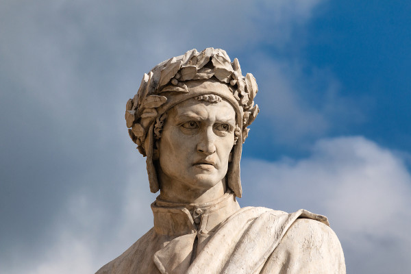 Dante Alighieri, em escultura de Enrico Pazzi (1818-1899).