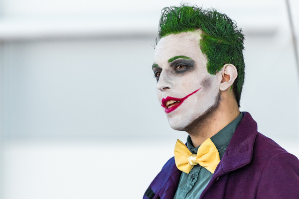 Homem fantasiado com fantasia do palhaço Coringa, uma das principais fantasias do Halloween.