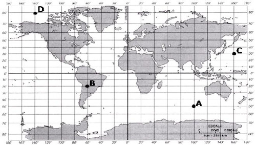 Mapa-múndi com demarcação de latitudes e longitudes