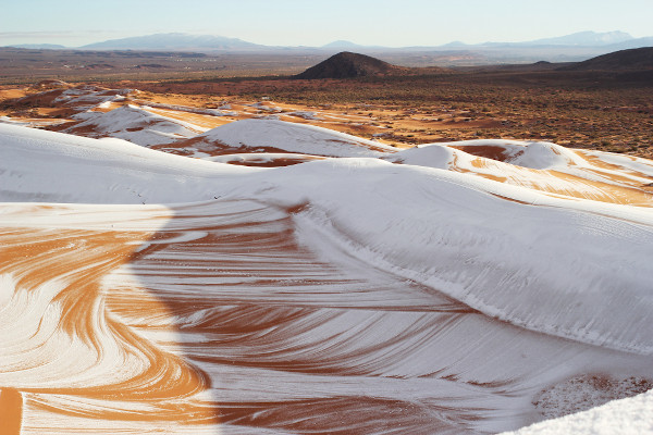 Registro da ocorrência de neve no norte do deserto do Saara.