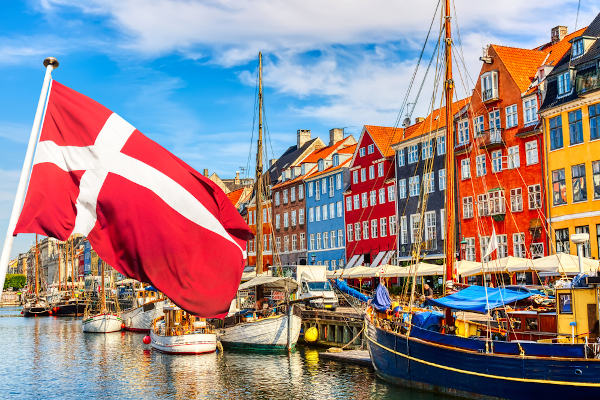 Bandeira da Dinamarca em uma paisagem urbana de Copenhague.