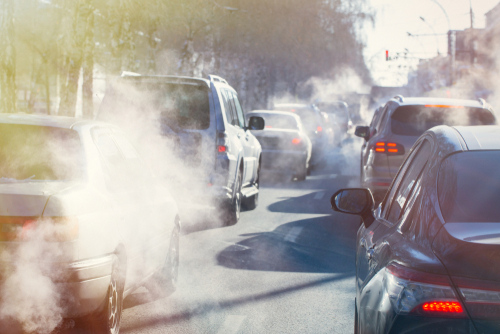 Poluição do ar resultante da emissão de gases poluentes por automóveis em centro urbano