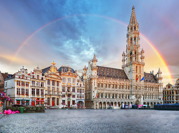 Paisagem urbana de Bruxelas, capital da Bélgica, onde são hasteadas muitas bandeiras do país.